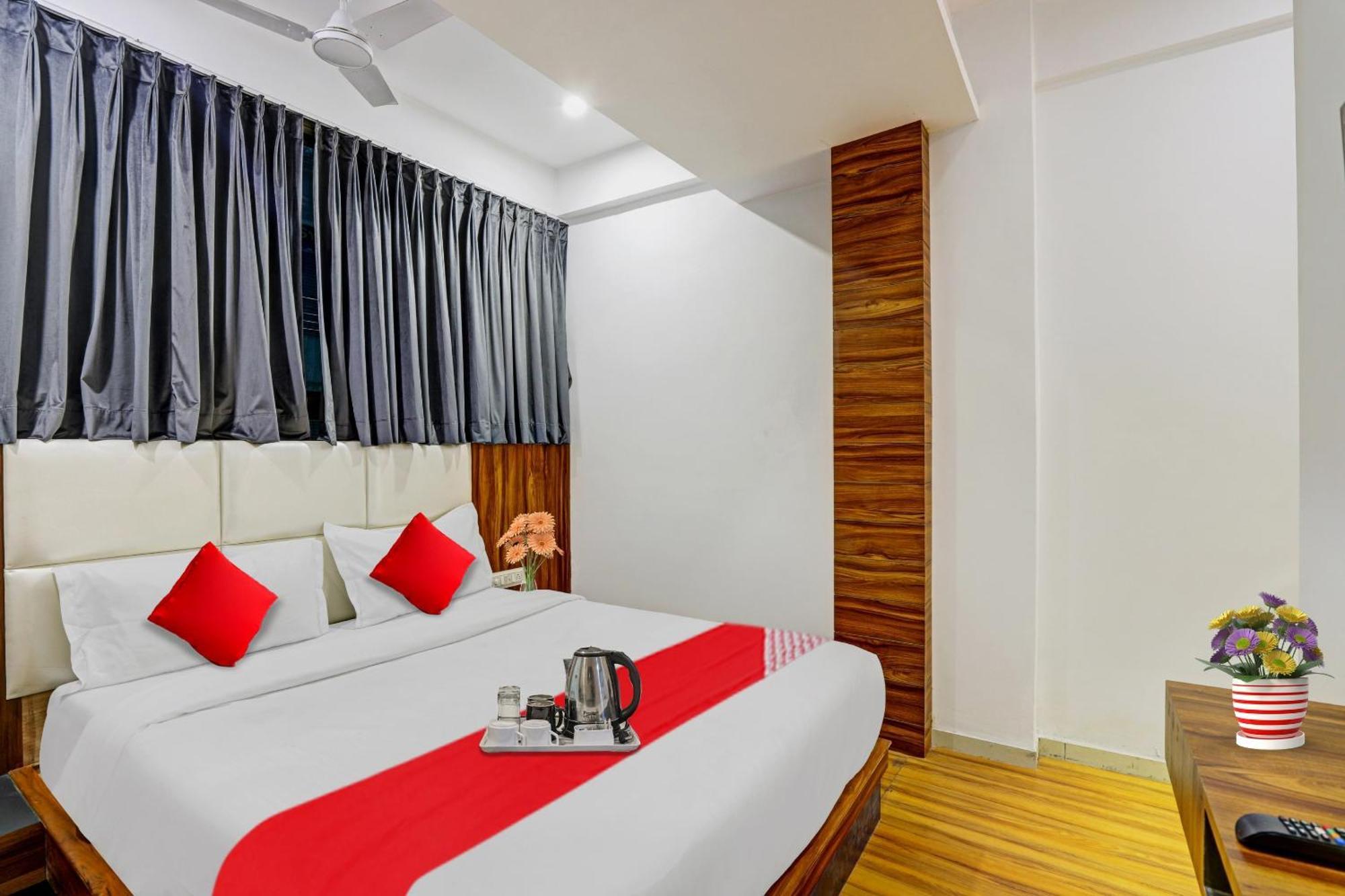 Hotel O Max Surat Bagian luar foto