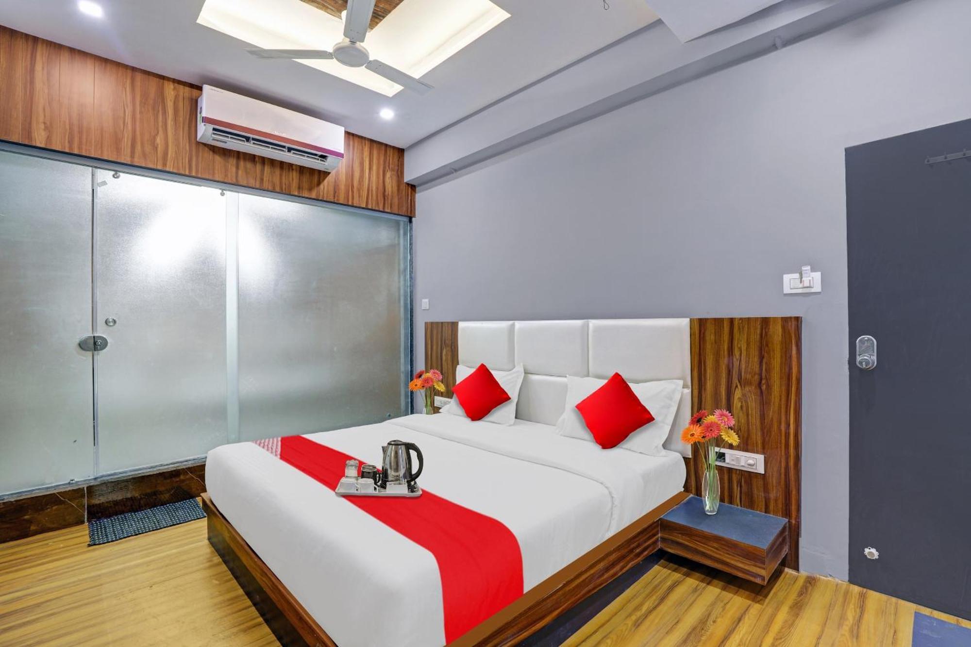 Hotel O Max Surat Bagian luar foto
