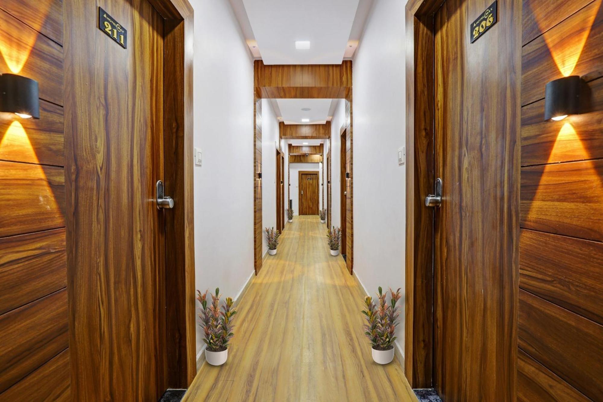 Hotel O Max Surat Bagian luar foto