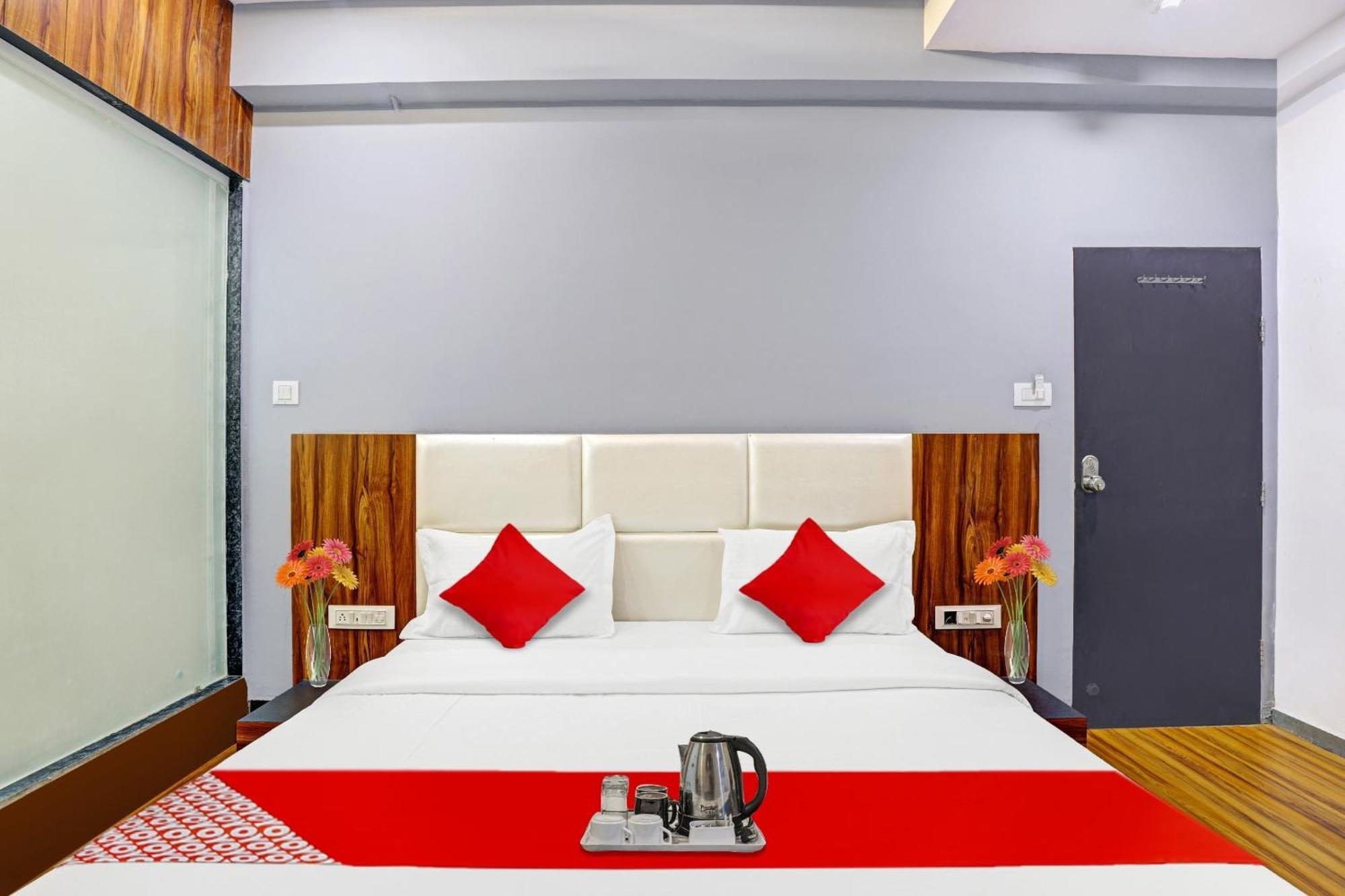 Hotel O Max Surat Bagian luar foto