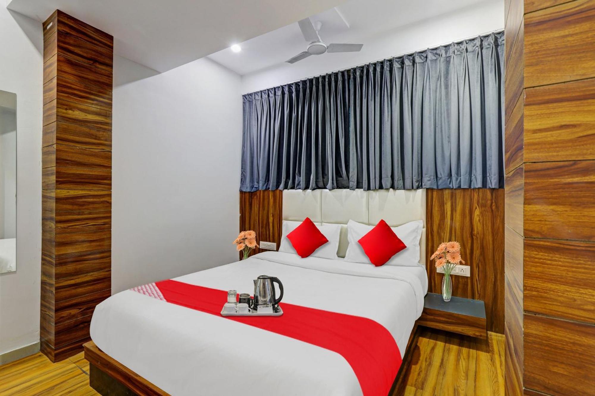 Hotel O Max Surat Bagian luar foto