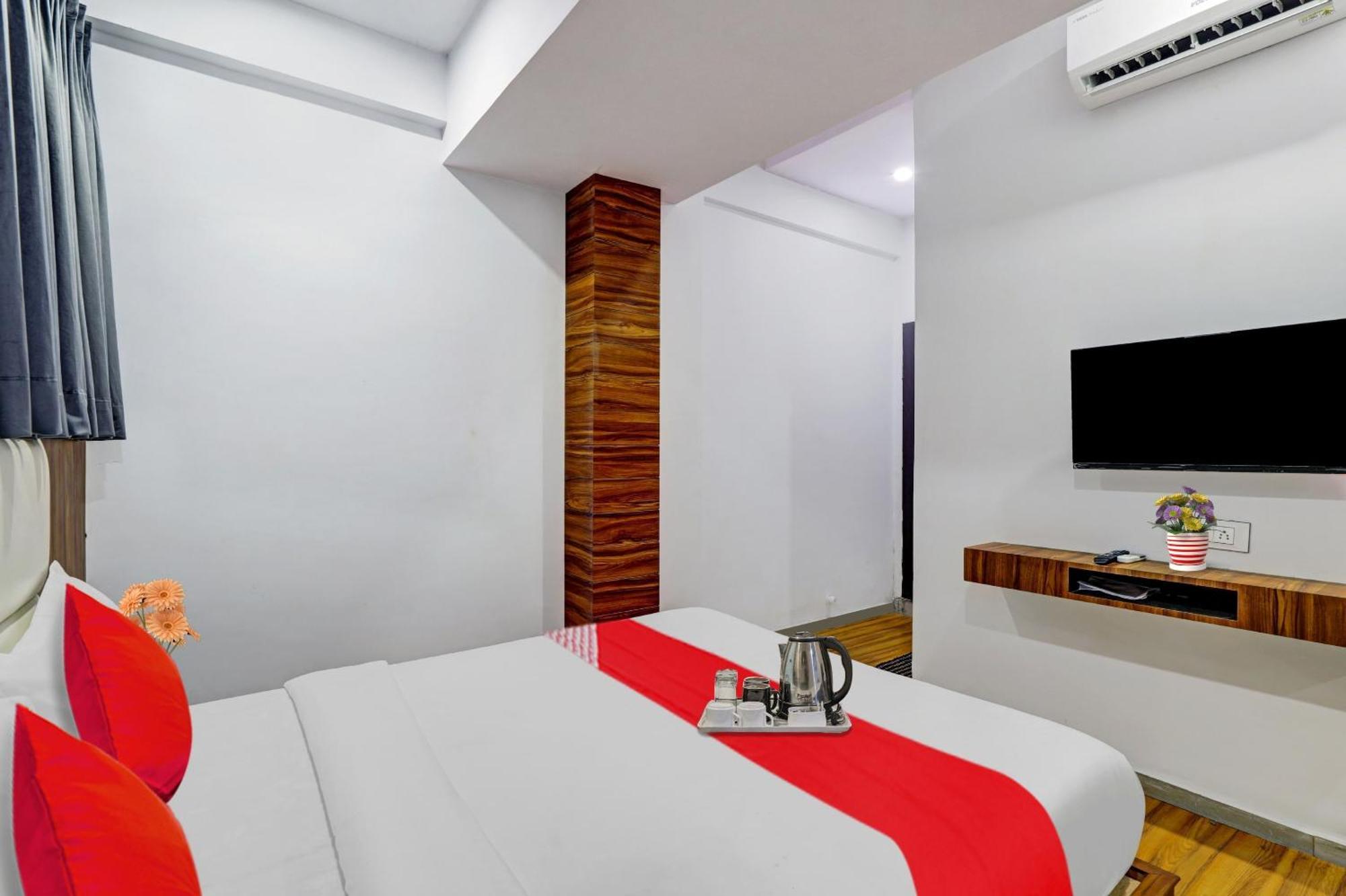 Hotel O Max Surat Bagian luar foto